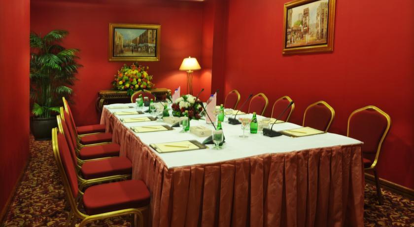 Makarem Ajyad Makkah Hotel Мека Екстериор снимка The photo shows a conference or meeting room with a long table set up for discussions or presentations. The table is covered with a white tablecloth and has several place settings, including notepads and pens. There are green bottles of water on the 